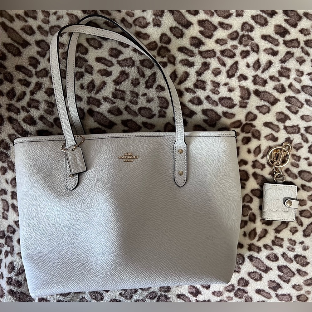 Coach White Leather Tote Bag with key chain (photo holder).